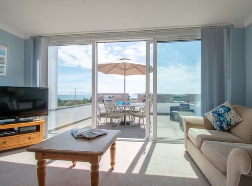 Pebble House - Sea views, parking, family friendly