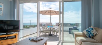 Pebble House - Sea views, parking, family friendly
