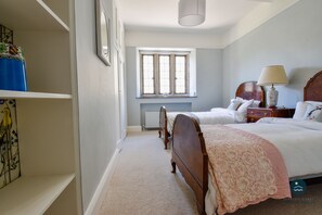 3 bedrooms, iron/ironing board, free WiFi, bed sheets