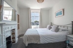 4 bedrooms, iron/ironing board, Internet, bed sheets - Quay View Apartment - Four Bedroom Apartment, Sleeps 8 (Weymouth)