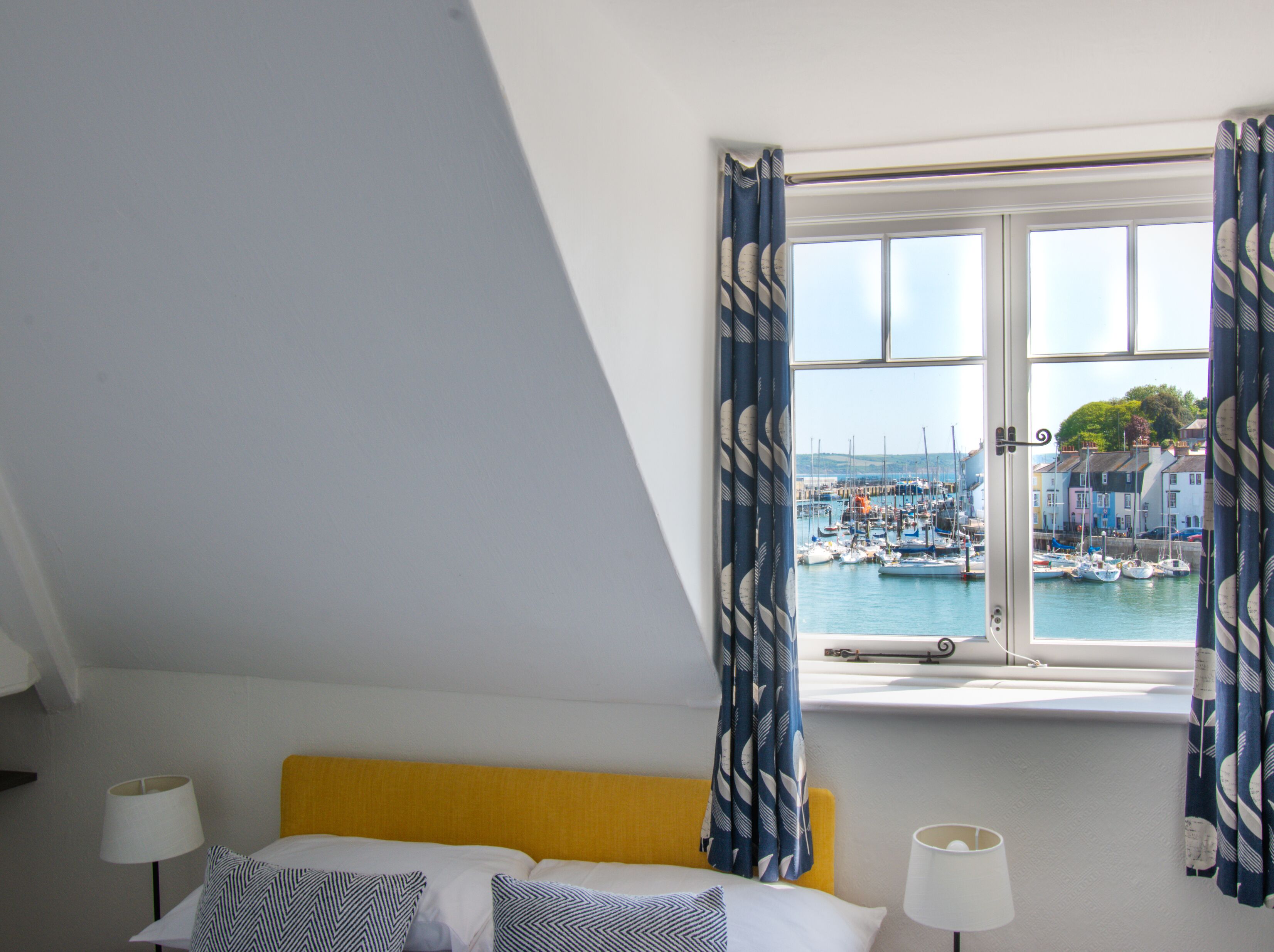 4 bedrooms, iron/ironing board, internet, bed sheets