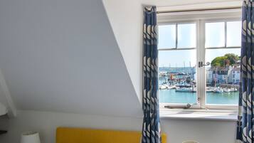 4 bedrooms, iron/ironing board, internet, bed sheets