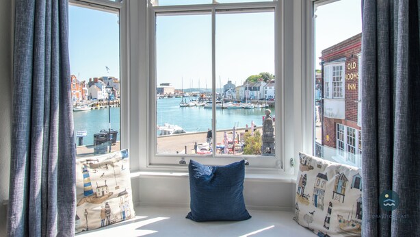 A bay view from a window with a view of boats and buildings. - Quay View Apartment - Four Bedroom Apartment, Sleeps 8 (Weymouth)