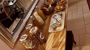 Sarapan prasmanan setiap hari (EUR 12.90 per orang)