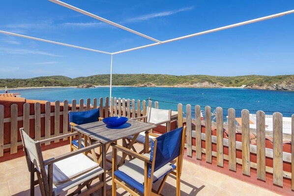 Outdoor dining - Ponent Beachfront Apartment, Coastal Retreat (Maó)