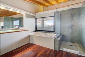 Douche, baignoire à jets, sèche-cheveux, serviettes fournies