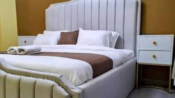 4 bedrooms, in-room safe, desk, iron/ironing board