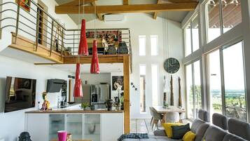 TV connectée, cheminée, baby-foot