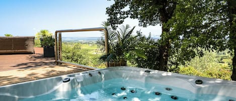 Bañera de hidromasaje al aire libre