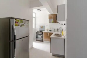 Kjøleskap, mikrobølgeovn, ovn og kokeplater