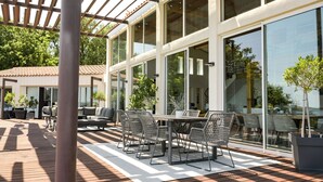 Outdoor dining - Les Hauts d'Avignon - Guesthouse - Room 1 (Rochefort-du-Gard)