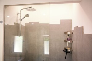 Hair dryer, towels, soap, shampoo - Les Hauts d'Avignon - Guesthouse - Room 1 (Rochefort-du-Gard)