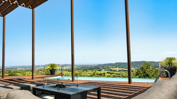 A rooftop terrace with a pool, outdoor furniture, and a view of the countryside. - Les Hauts d'Avignon - Guesthouse - Room 1 (Rochefort-du-Gard)
