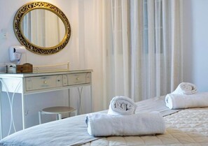 Habitación Deluxe con 1 cama matrimonial o 2 individuales | Caja de seguridad en la habitación y decoración personalizada