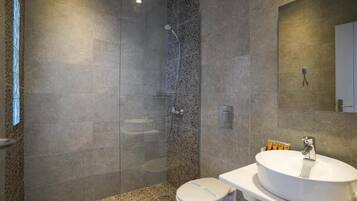 Camera Deluxe con letto matrimoniale o 2 letti singoli | Bagno | Doccia, set di cortesia gratuito, asciugacapelli, pantofole