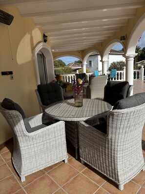 Outdoor dining - Luxury 6 pers. villa, Europe tv, pool 10x5, air-con, 400Mb WiFi, BBQ (Xàbia)