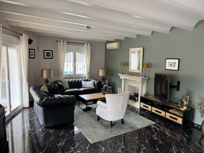 Televisión y monitor de computadora 