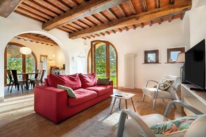 Smart TV, books - Magnificent Brand New Tuscan Villa, 6 Pax, Private Pool (CORTONA)