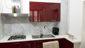 Frigorifero, forno, piano cottura, macchina per tè/caffè