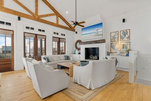 Smart TV, lareira, DVD player, aparelho de som