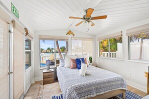3 bedrooms, iron/ironing board, travel crib, free WiFi - Waterfront, heated pool, golf cart, kayaks & SUP (Indian Rocks Beach)