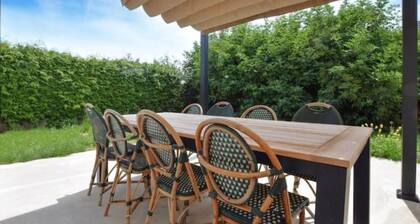 La Villa Caennaise II-Modern villa in Grentheville Caen with 4 bedrooms & garden