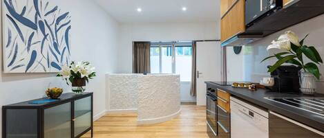 Refrigerador, microondas, horno, placa de cocina