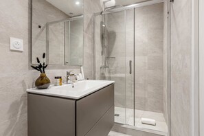 Shower, hair dryer, towels - Sweett | Wagram Deluxe XI (Paris)