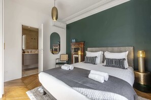 3 bedrooms, iron/ironing board, free WiFi, bed sheets - Sweett | Wagram Deluxe XI (Paris)