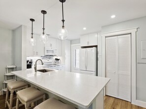 Fridge, microwave, oven, dishwasher - 785 Queen's Grant - FREE Activities | Walk to Pickleball Courts (Hilton Head Island)