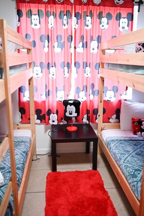 4 habitaciones, tabla de planchar con plancha, wifi y ropa de cama 
