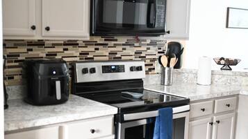 Microondas, horno, placa de cocina y lavavajillas