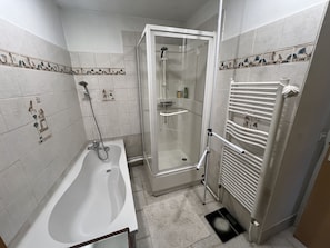 Douche, sĂšche-cheveux, serviettes fournies, savon