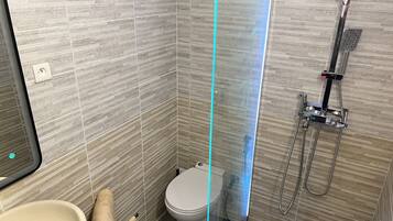 Een douche, een haardroger, handdoeken, zeep