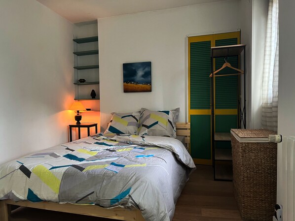 4 habitaciones, tabla de planchar con plancha y cuna de viaje 