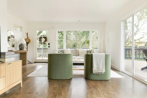 Smart-TV, Bücher, Musikbibliothek, Videothek