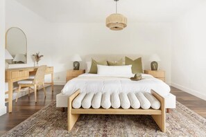 3 chambres, bureau, fer et planche à repasser, lit de bébé portatif