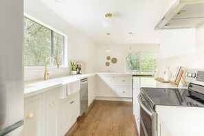 Réfrigérateur, four à micro-ondes, un four, surface de cuisson