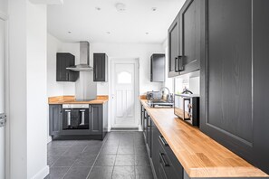 Fridge, cookware/dishes/utensils - 3-Bed, Sleeps 6, Near M1/M62 (Tingley)