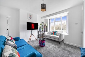 TV - 3-Bed, Sleeps 6, Near M1/M62 (Tingley)