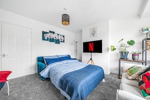 3 bedrooms, iron/ironing board, WiFi, bed sheets - 3-Bed, Sleeps 6, Near M1/M62 (Tingley)