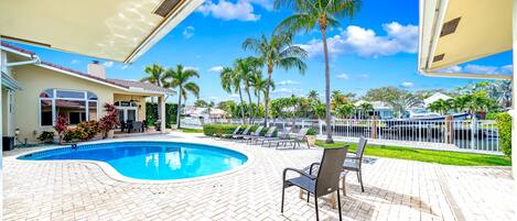 Alberca al aire libre y alberca climatizada