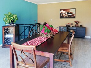 Apartment, 1 Bedroom, Balcony, Mountain View | Dining