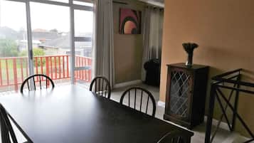 Apartamento, 1 quarto, sacada, vista para a montanha | Sala de jantar
