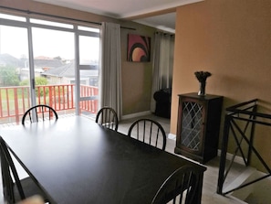 Lejlighed - 1 soveværelse - balkon - bjergudsigt | Spisestue