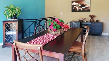 Apartment, 1 Bedroom, Balcony, Mountain View | Dining