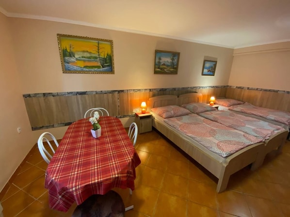 4 habitaciones, caja de seguridad en la habitación y escritorio 