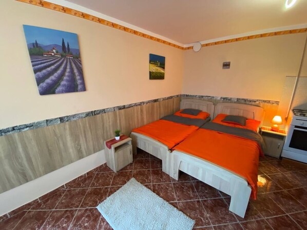 4 habitaciones, caja de seguridad en la habitación y escritorio 