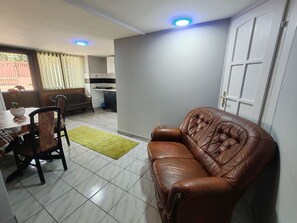 TV - Hajnal Apartment (Hajdúszoboszló)