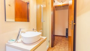 Shower, hair dryer, bidet, towels - Villa Quantum Luna - Two Bedroom Apartment, Sleeps 6 (Desenzano del Garda)